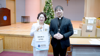 [국제성모병원] "평안과 행복이 가득한 성탄절 보내세요!" 교직원 성탄 선물 전달식